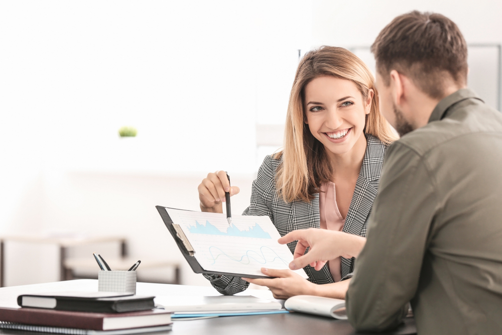 When to Hire a Full-Time Employee Vs. An Independent Contractor (Guide)