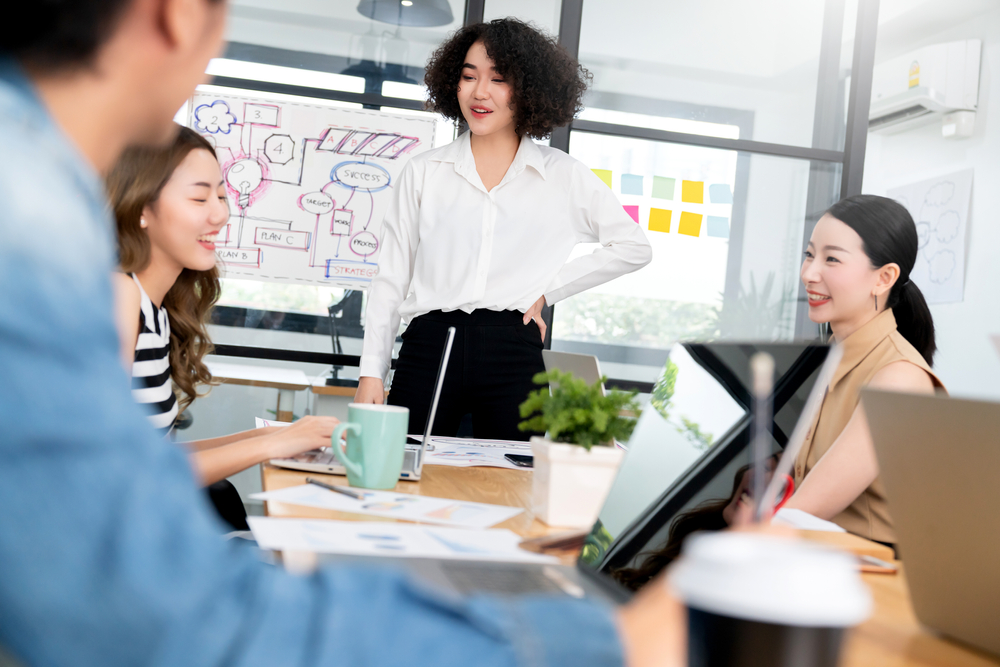 How to Give a Great Business Presentation (Guide)