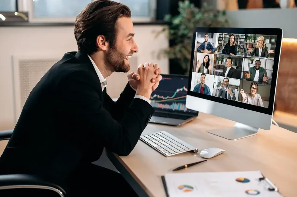 3 Ways to Manage Independent Contractors (Guide)